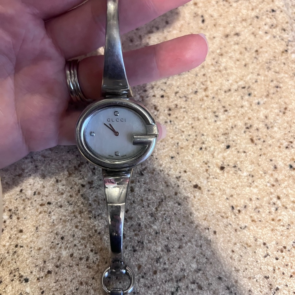 Gucci Silver Oval Watch with Metallic Band